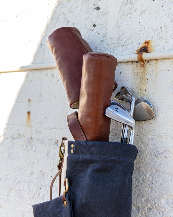 Pine Coast Headcovers aus Leder und Eisen in einem Carrybag aus gewachstem Canvas